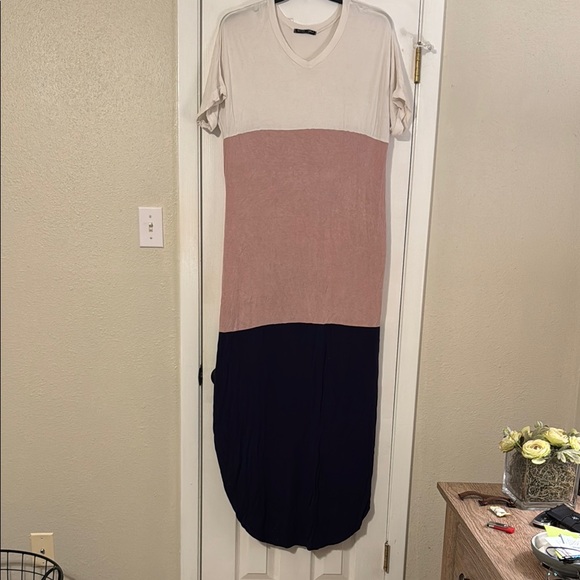 Chic V-Neck Colorblock Maxi Dress - Picture 1 of 2